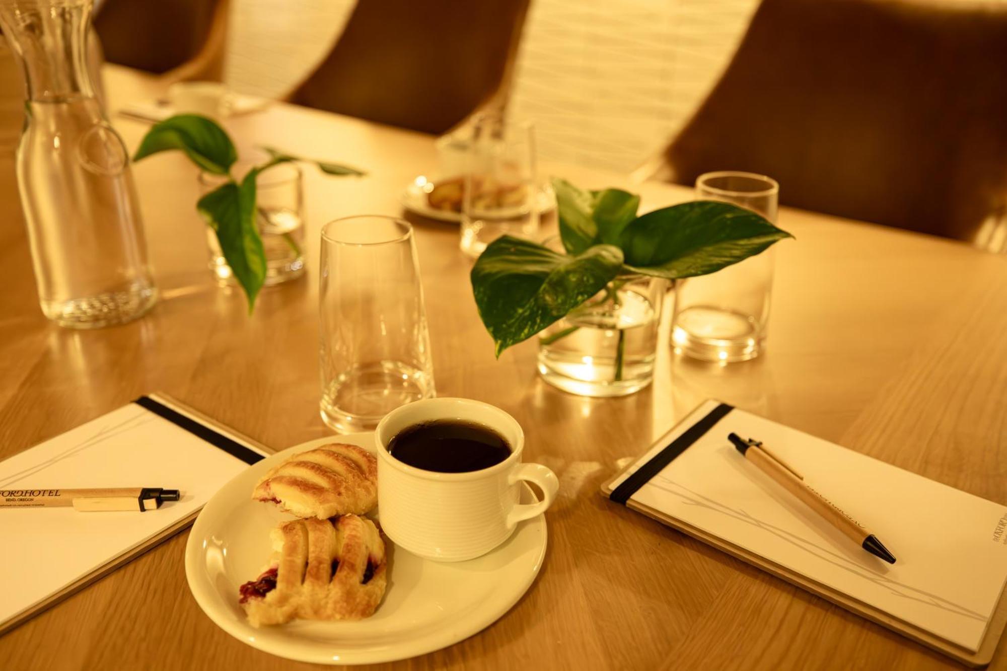 Oxford Hotel Бенд Екстериор снимка